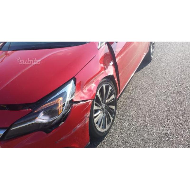 Opel Astra Innovation 1.6 136 cv Incidentata