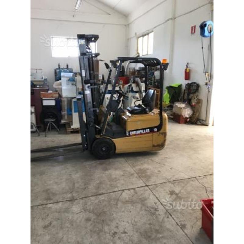 Carrello elevatore caterpillar 15 a elettrico