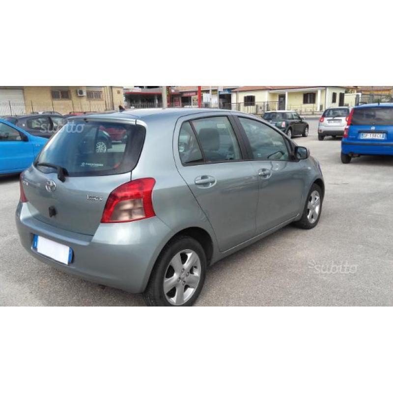 Toyota Yaris 1.3sol luxury pak km 100.000