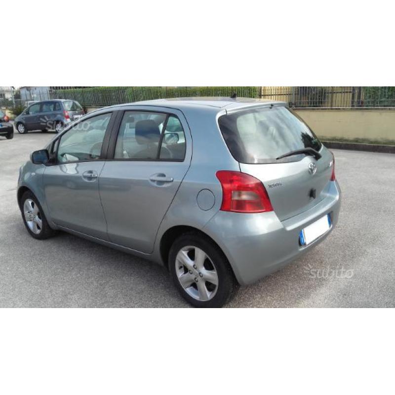 Toyota Yaris 1.3sol luxury pak km 100.000