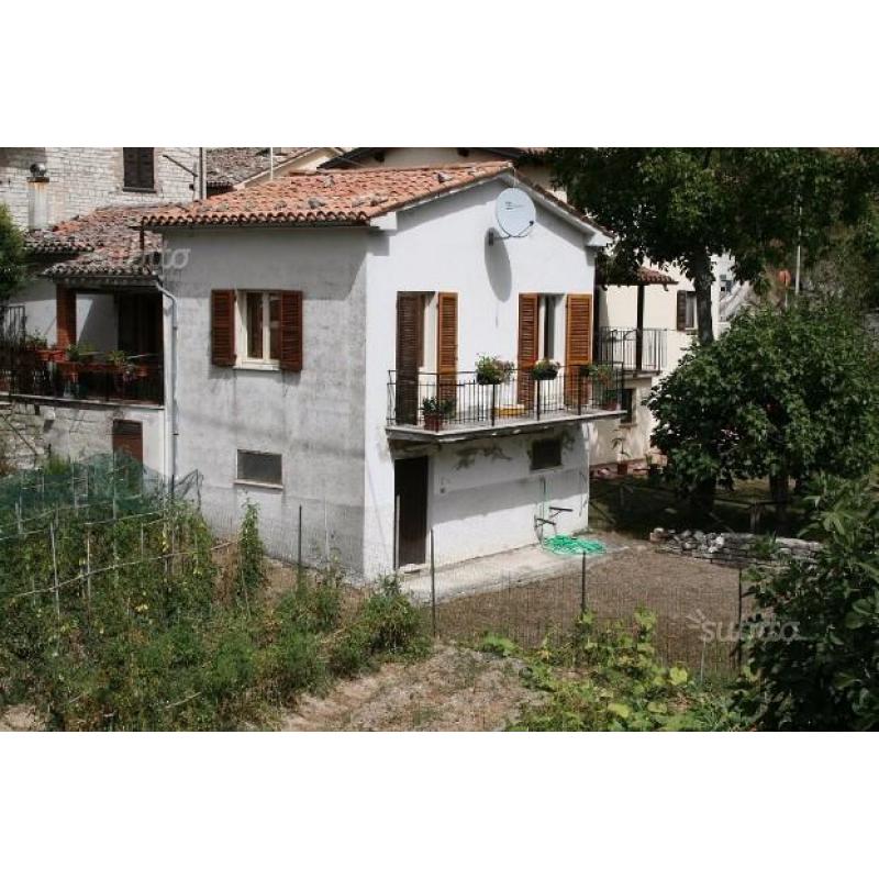 Casa indipendente con giardino vicino Monte Cucco