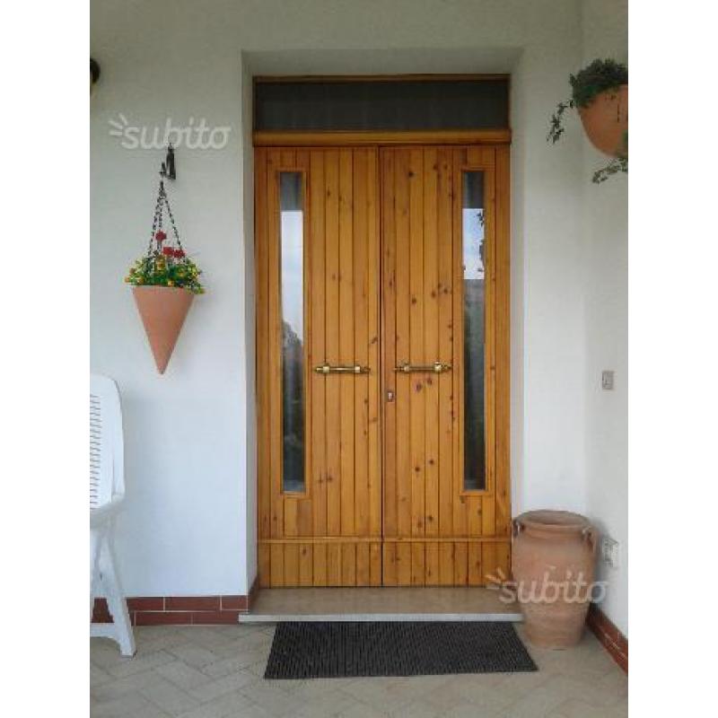 2 porte esterne in legno chiaro maniglie in ottone