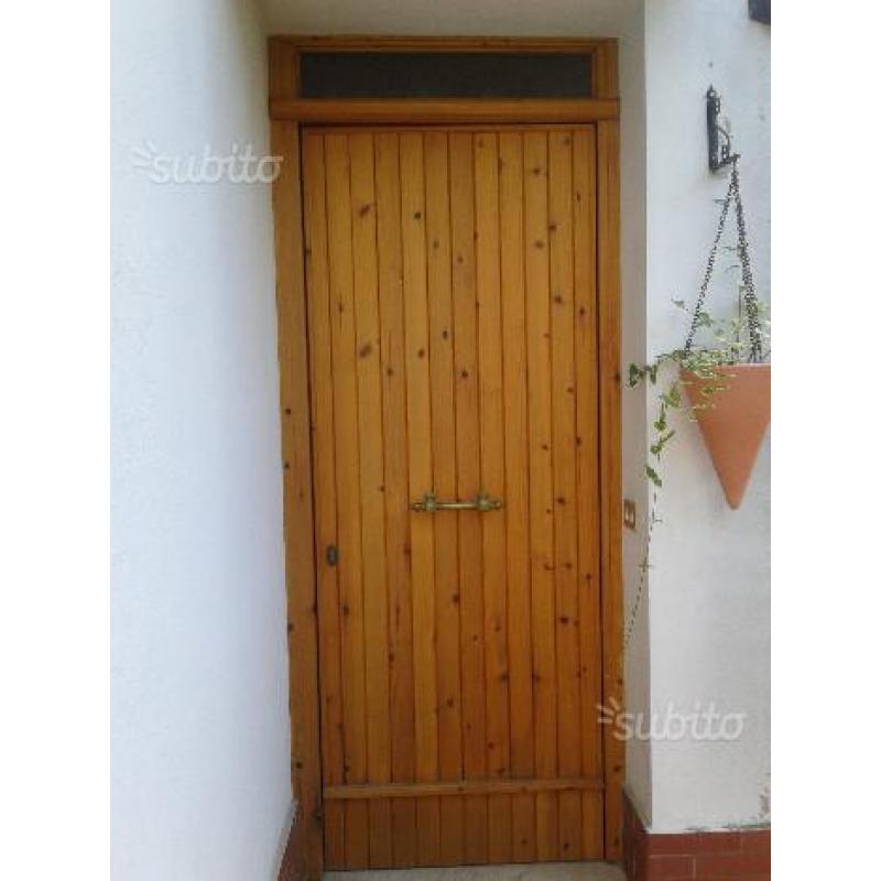 2 porte esterne in legno chiaro maniglie in ottone