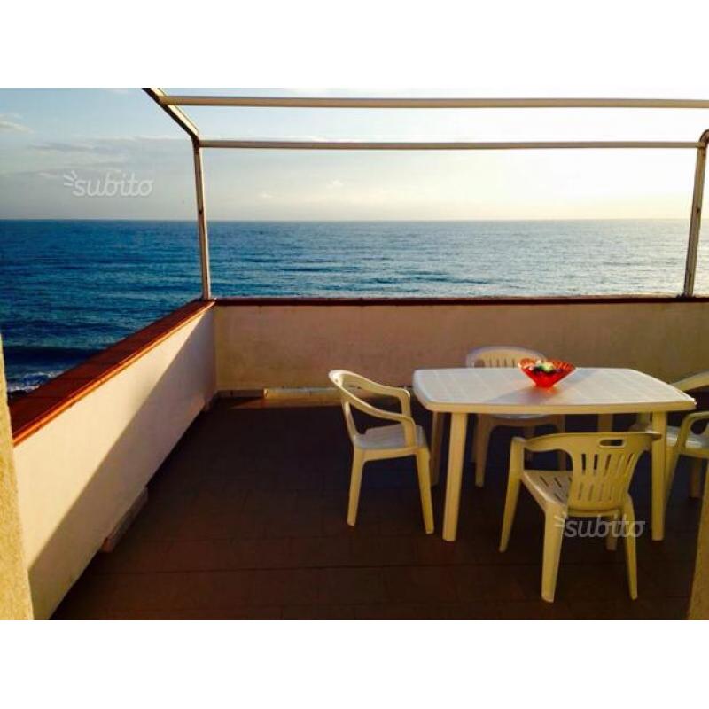 ATTICI sulla SPIAGGIA con terrazza nel mare