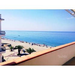 ATTICI sulla SPIAGGIA con terrazza nel mare