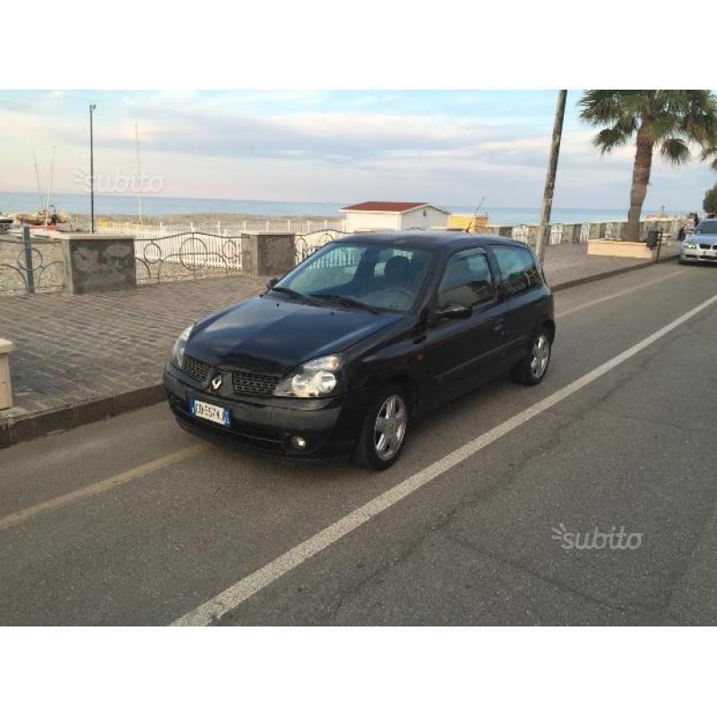 RENAULT Clio - 2002