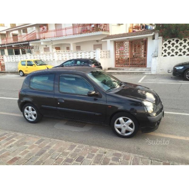 RENAULT Clio - 2002