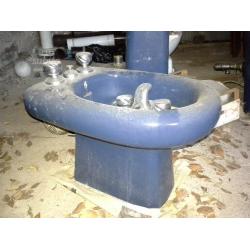 Lavabo, colonna, bidet, cassetta di scarico blu