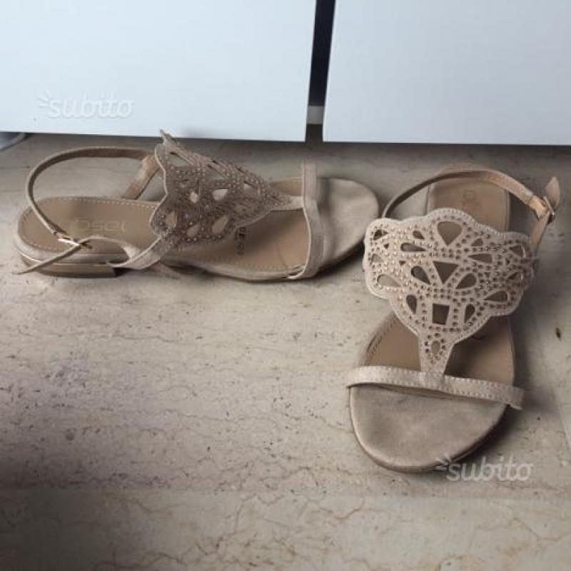 Sandali bassi beige con strass oro