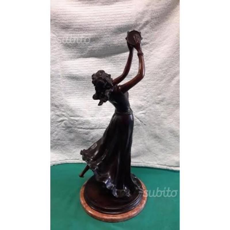 Statua in bronzo danzatrice con tamburello