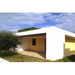 Villa con ampio giardino 100 mt dal mare-salento