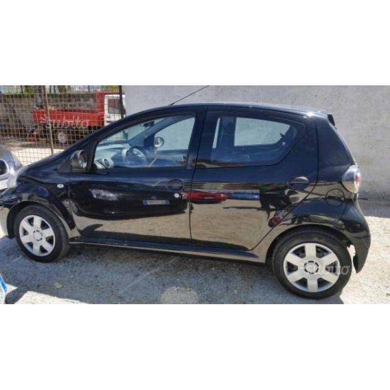 Toyota aygo benz.navigatore.unico .prop.2012