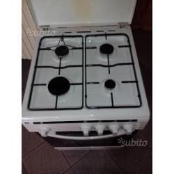 Cucina a gas quattro fuochi