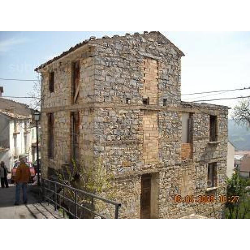 Mirabile edificio in pietra da ristrutturare