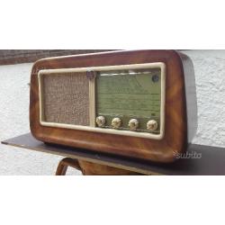 Radio d'epoca in legno