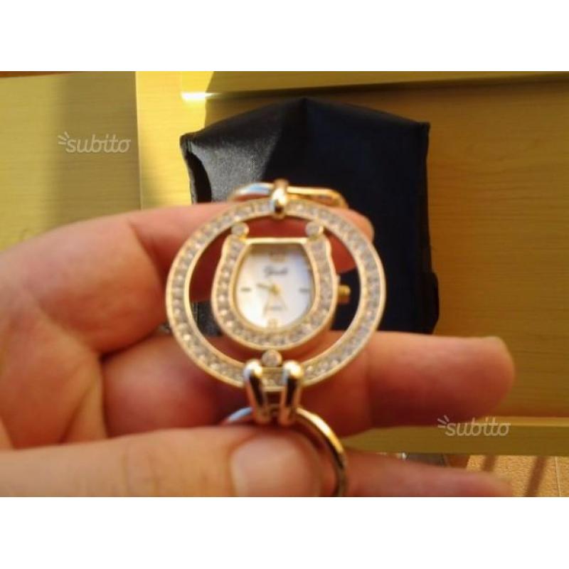 Orologio colore oro, tempestato di zirconi