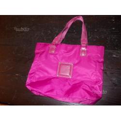 Borsa da donna fucsia mai usata