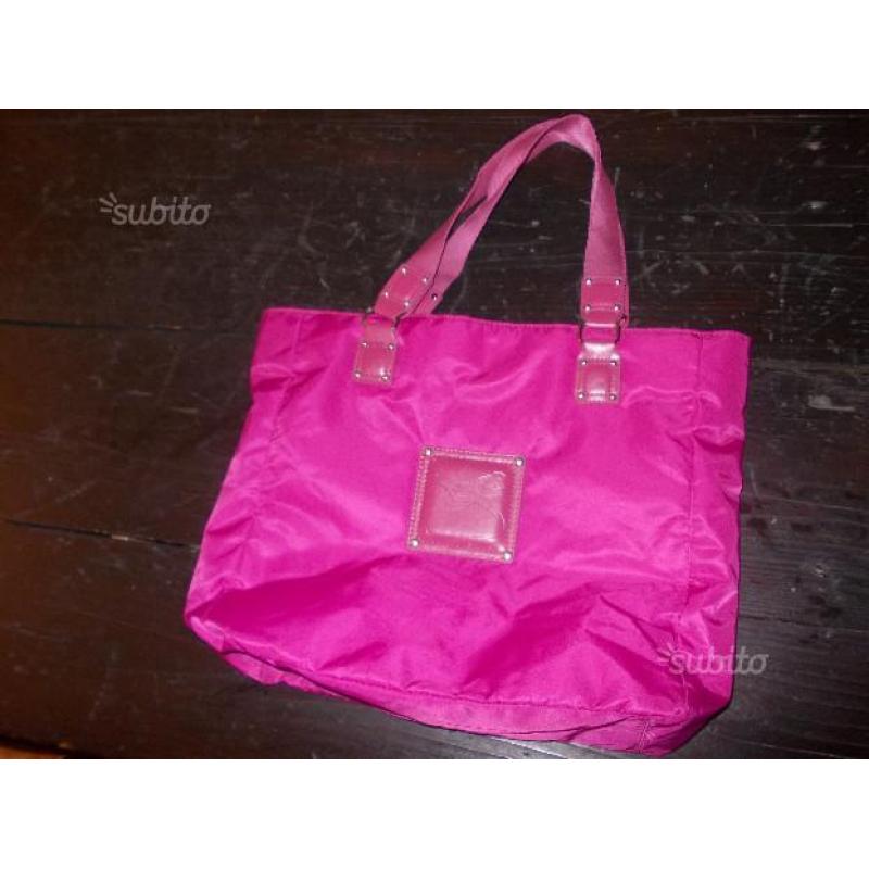 Borsa da donna fucsia mai usata