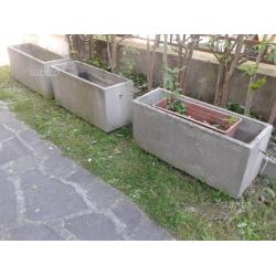 Vasoni in cemento per terrazzo o giardino usati